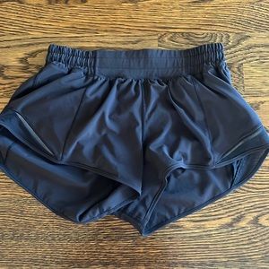 Lululemon Hotty Hot 2.5” LR Black Shorts